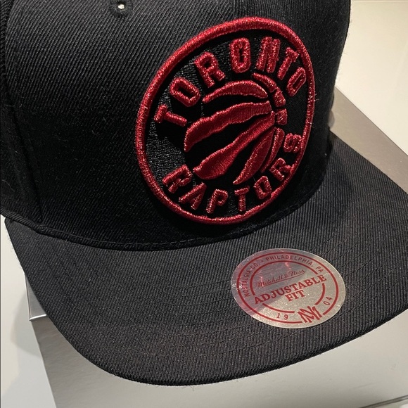 *NEW* Mitchell & Ness Black and Red Toronto Raptors Snapback Hat - Picture 4 of 8